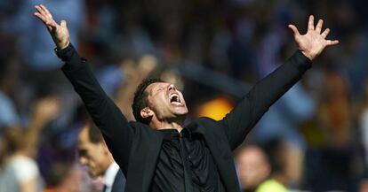 Simeone celebra el segundo gol del Atlético en Valencia.