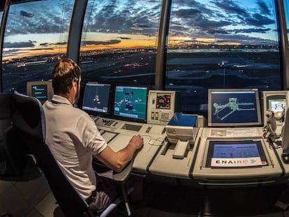 Controladores en la torre de Madrid-Barajas.