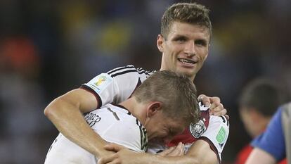 Müller abraza a Schweinsteiger tras derrotar a Argentina en la final del Mundial.