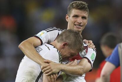 Müller abraza a Schweinsteiger tras derrotar a Argentina en la final del Mundial.