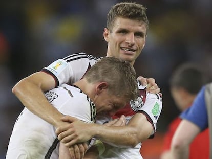 Müller abraza a Schweinsteiger tras derrotar a Argentina en la final del Mundial.