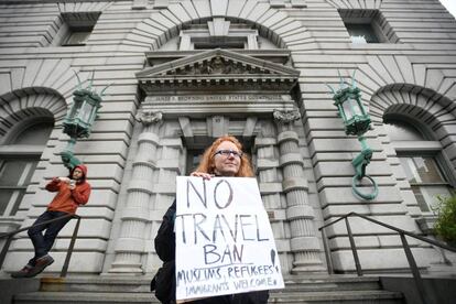 Mulher protesta contra Trump em frente a Corte de Apelações de San Francisco.