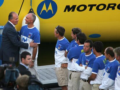 El Rey saluda a Bouwe Bekking, patrón del <i>Movistar,</i> en presencia del resto de miembros del equipo español.