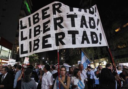 "¡Libertad, libertad! y "¡Ladrones, ladrones!" han sido algunos de los lemas más repetidos durante la marcha.