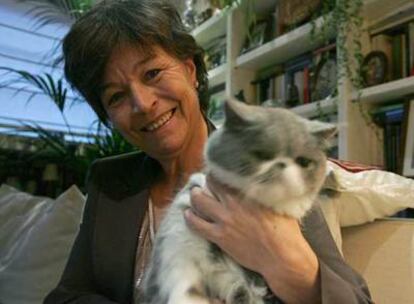 Carmen Martínez Ten, fotografiada en su casa, con su gata, <i>Tomasita.</i>