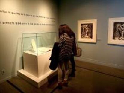 Visitantes observan en Seúl la muestra "Picasso de Málaga, Picasso Absoluto", una exposición que celebra al pintor como artista total y como malagüeño universal.