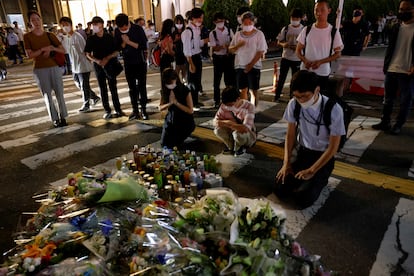 Un grupo de personas homenajea al ex primer ministro japonés Shinzo Abe en el sitio donde fué disparado este viernes.
