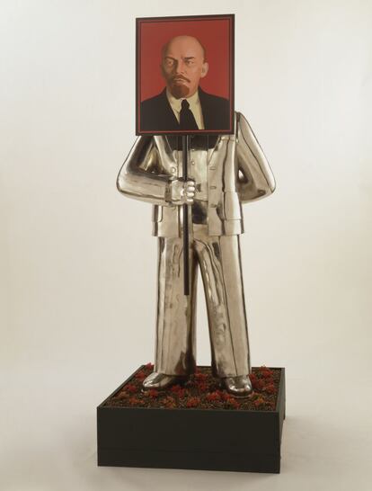 'Hombre con retrato de Lenin', 1990, de Grisha Bruskin.