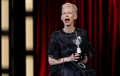 La actriz Tilda Swinton anuncia el Premio Donostia para el director de cine español Pedro Almodóvar.