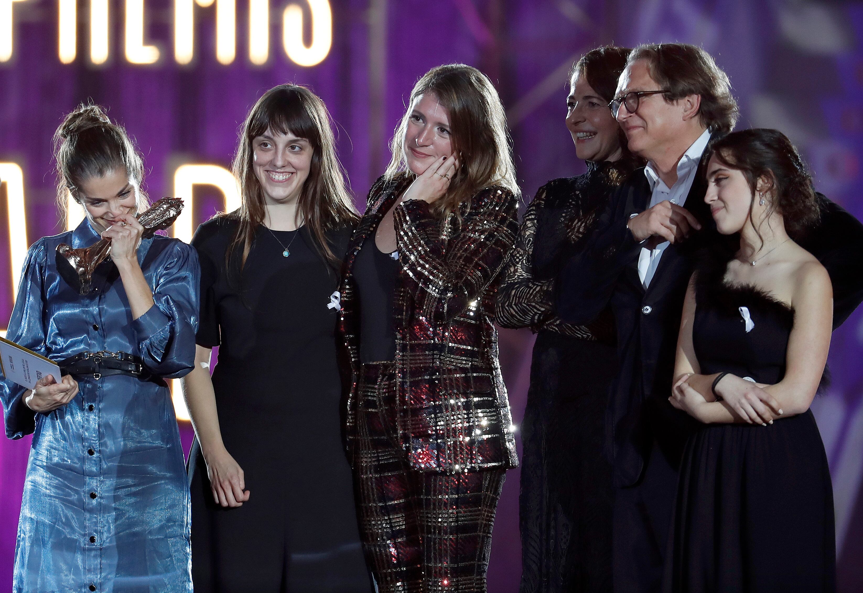 La directora Clara Roquet (tercera por la izquierda) al recoger junto a su equipo el Premio Gaudí a la mejor película en lengua no catalana por el film 