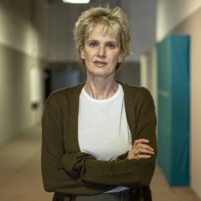 La novelista feminista Siri Hustvedt, ganadora del Premio Princesa de Asturias de las Letras 2019, posa para una fotografía en los pasillos de la FIL.