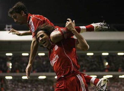 Benayoun celebra su tercer gol en Anfield con Arbeloa en los hombros.