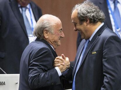 Joseph Blatter i Michel Platini a la seu de la FIFA a Zuric.