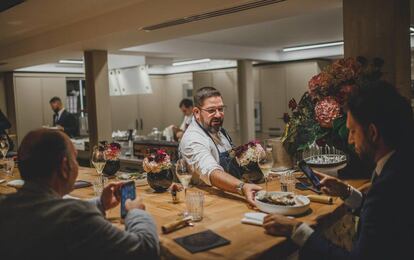 El chef Dani García sirve una de sus creaciones en una cena ideada como maridaje de los champagnes Krug.