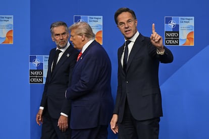 El secretario general de la OTAN, Mark Rutte (a la derecha) se dirige a los periodistas tras su rueda de prensa conjunta con el presidente de EE UU, Donald Trump, y el primer ministro holandés en funciones, Dick Schoof.