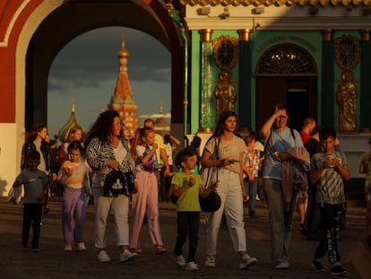 Unos ciudadanos paseaban por la plaza Roja de Moscú, el 10 de agosto.
