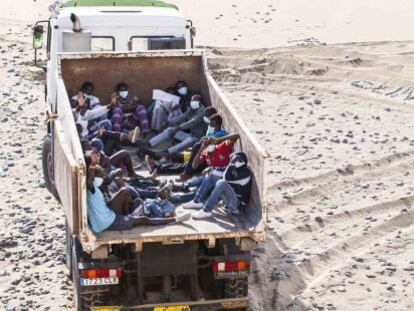 Els immigrants arribats en pastera a Gran Canària, durant el trasllat en camió.