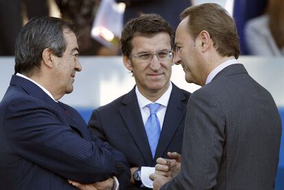 El presidente de Asturias, Francisco Álvarez-Cascos, exdirigente del PP, conversa con el presidente de la Xunta de Galicia, Alberto Núñez Feijóo, y el de la Comunidad Valenciana, Alberto Fabra.