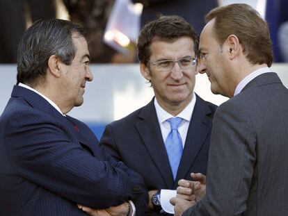 El presidente de Asturias, Francisco Álvarez-Cascos, exdirigente del PP, conversa con el presidente de la Xunta de Galicia, Alberto Núñez Feijóo, y el de la Comunidad Valenciana, Alberto Fabra.