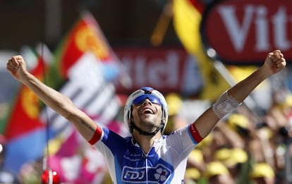 Thibaut Pinot celebra su triunfo en Alpe d'Huez
