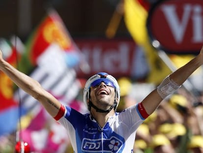 Thibaut Pinot celebra su triunfo en Alpe d&#039;Huez
  