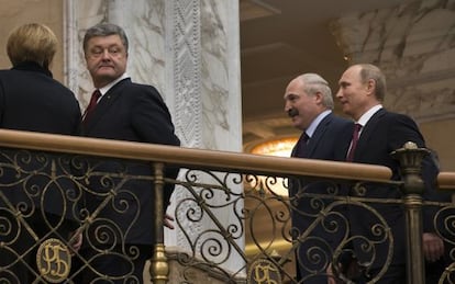 Merkel, de espaldas, junto a Poroshenko, Lukashenko y Putin, en Minsk.