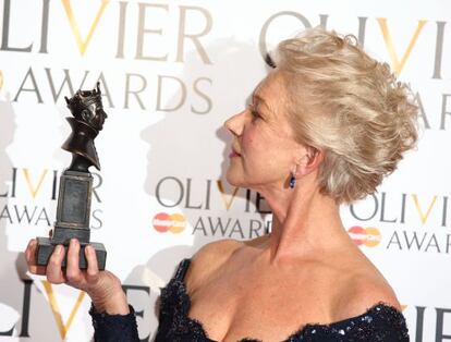 Helen Mirren, con su galardón en Londres.
