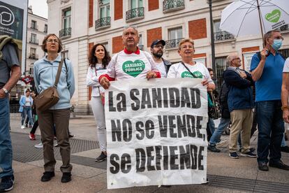 Varias personas protestan durante la cadena humana por la sanidad pública, en la Puerta del Sol, el 7 de abril.