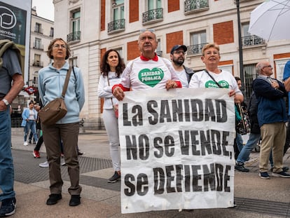 Varias personas protestan durante la cadena humana por la sanidad pública, en la Puerta del Sol, el 7 de abril.