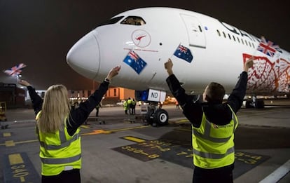 Vuelo inaugural de Qantas entre Perth y Londres.