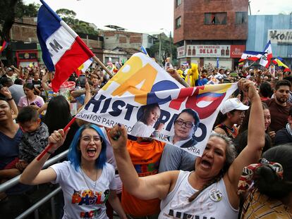 Simpatizantes del presidente electo de Colombia, Gustavo Petro, celebran tras los resultados de las elecciones, en Cali.