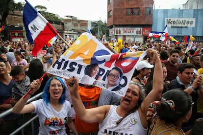 Simpatizantes del presidente electo de Colombia, Gustavo Petro, celebran tras los resultados de las elecciones, en Cali.