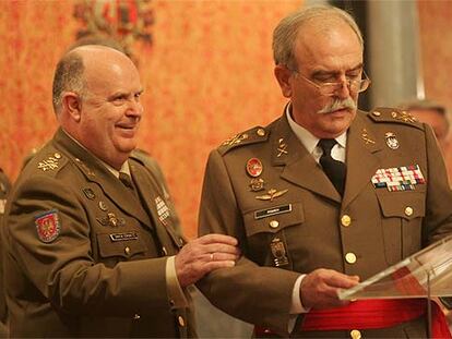 El jefe del Estado Mayor del Ejército de Tierra, José Antonio García, con el teniente general Pitarch.