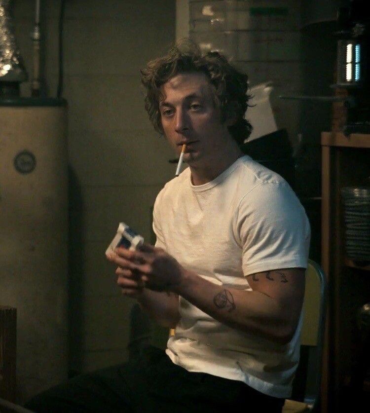 Jeremy Allen White en 'The Bear': cuando no está cocinando, está fumando.