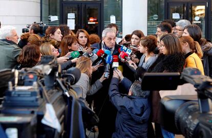 El abogado de la v&iacute;ctima de Pamplona habla con la prensa a su salida de la vista oral.