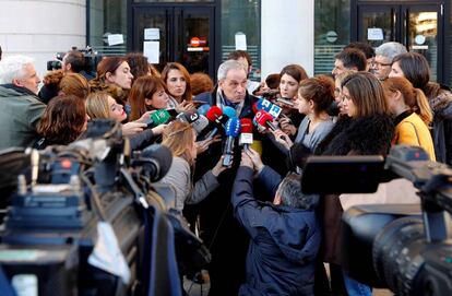 El abogado de la víctima de Pamplona habla con la prensa a su salida de la vista oral.