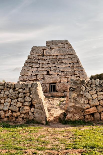 NUEVO PATRIMONIO MUNDIAL. Menorca Talayótica. La isla balear alberga una de las mayores densidades del mundo de yacimientos arqueológicos prehistóricos en territorio habitado, y desde el pasado mes de septiembre es patrimonio mundial de la Unesco. Una rica muestra de monumentos y sitios prehistóricos, algunos únicos de Menorca, como navetas, taulas y talayots, en excelente estado de conservación. Con esta nueva inscripción, España ya atesora 50 enclaves reconocidos como patrimonio mundial en su territorio, lo que la convierte en uno de los países con más bienes registrados en esta lista (solo los cinco primeros países están por encima del medio centenar de bienes declarados).
