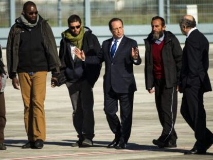 Los cuatros liberados, con Hollande y los ministros de Defenwsa y Exteriores. 
