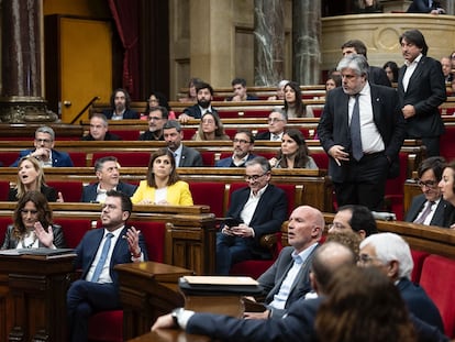 Un momento del pleno del Parlament. De pie, bajando las escaleras, Albert Batet, de Junts.