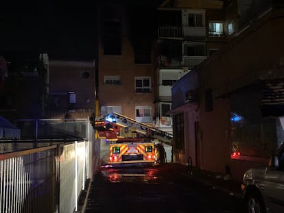 Los bomberos trabajan esta madrugada en extinguir un incendio en el barrio de Villaverde, en Madrid.