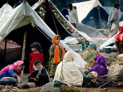 Paquistaníes que perdieron sus hogares durante el terremoto, en un campo de refugiados de Balakot.