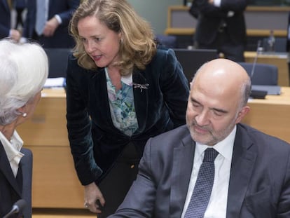 La próxima vicepresidenta económica, Nadia Calviño (en el centro), habla con la presidenta del BCE, Christine Lagarde, en presencia del comisario europeo de finanzas, Pierre Moscovici.