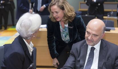 La próxima vicepresidenta económica, Nadia Calviño (en el centro), habla con la presidenta del BCE, Christine Lagarde, en presencia del comisario europeo de finanzas, Pierre Moscovici.