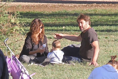 Penélope Cruz, Javier Bardem y su hijo Leo en un parque de Roma, en octubre de 2011.