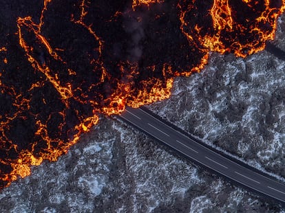 La lava fluye sobre la carretera que lleva a la Laguna Azul, Grindavik, tras la erupcin volcnica que comenz el mircoles, en la pennsula de Reykjanes (Islandia).