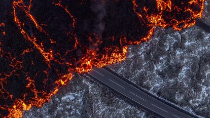 La lava fluye sobre la carretera que lleva a la Laguna Azul, Grindavik, tras la erupción volcánica que comenzó el miércoles, en la península de Reykjanes (Islandia).