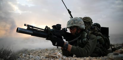 Un soldado israel&iacute; en unas maniobras este mi&eacute;rcoles en Arad, sur de Isarel.