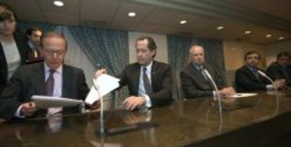 GRA401. A CORUÑA, 25/06/2014.- El director general del FROB, Antonio Carrasco (i), y el presidente del Grupo Banesco Internacional, Juan Carlos Escotet (2-i), durante la firma en la que el FROB ha salido definitivamente de NCG Banco en una reunión en la que tomaron posesión del cargo los nueve miembros del nuevo Consejo de Administración de la entidad. EFE/Cabalar