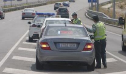 Veh&iacute;culo camuflado de la Guardia Civil para control de velocidad.