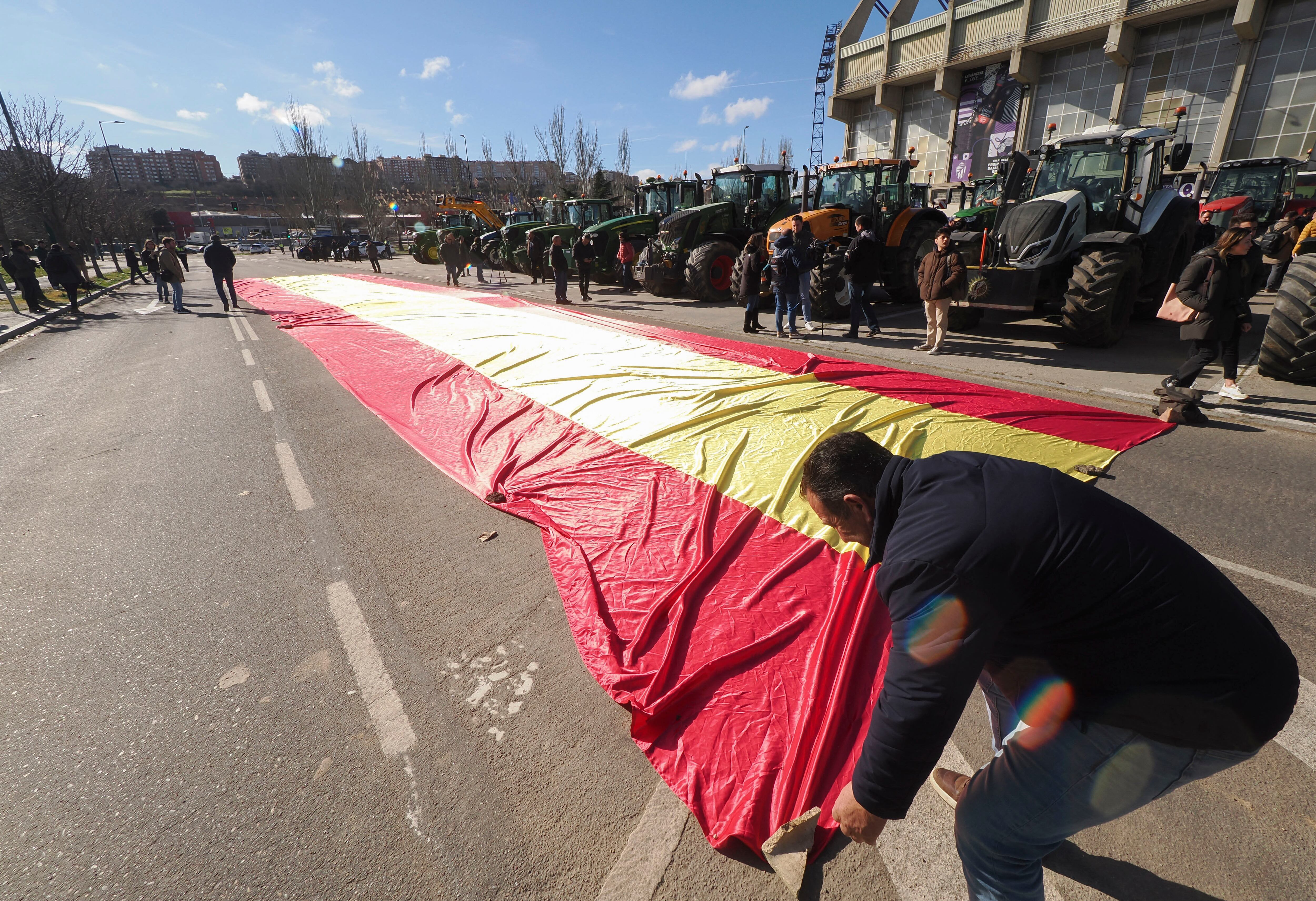 Medio centenar de agricultores y ganaderos han protagonizado este viernes en Valladolid una protesta para 